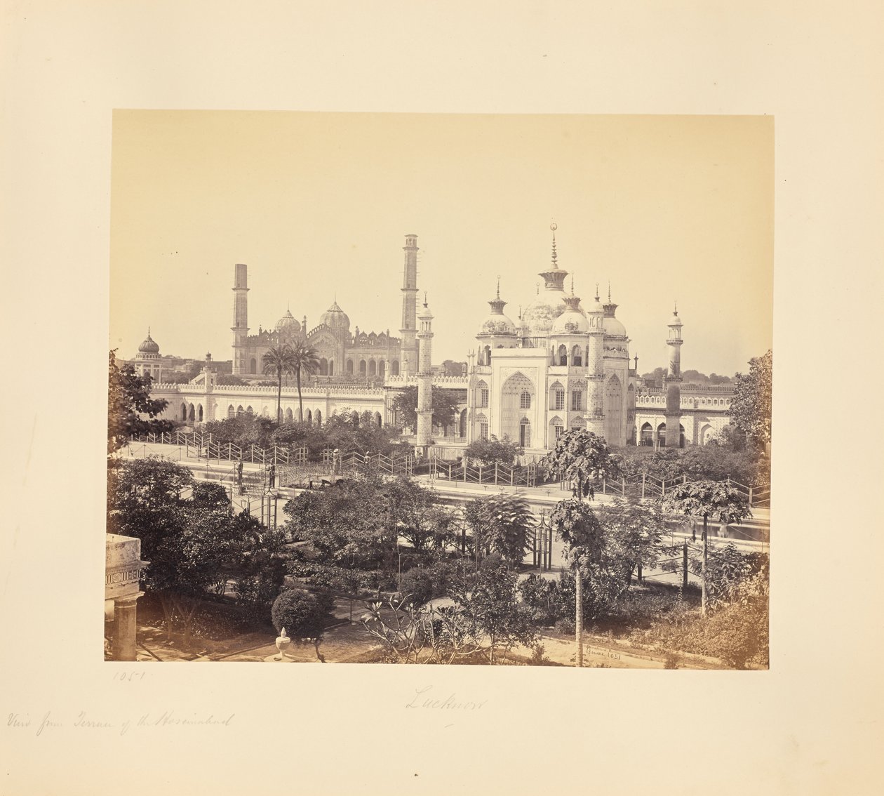 Lucknow; widok z tarasu Imambary Hooseinabad autorstwa Samuel Bourne