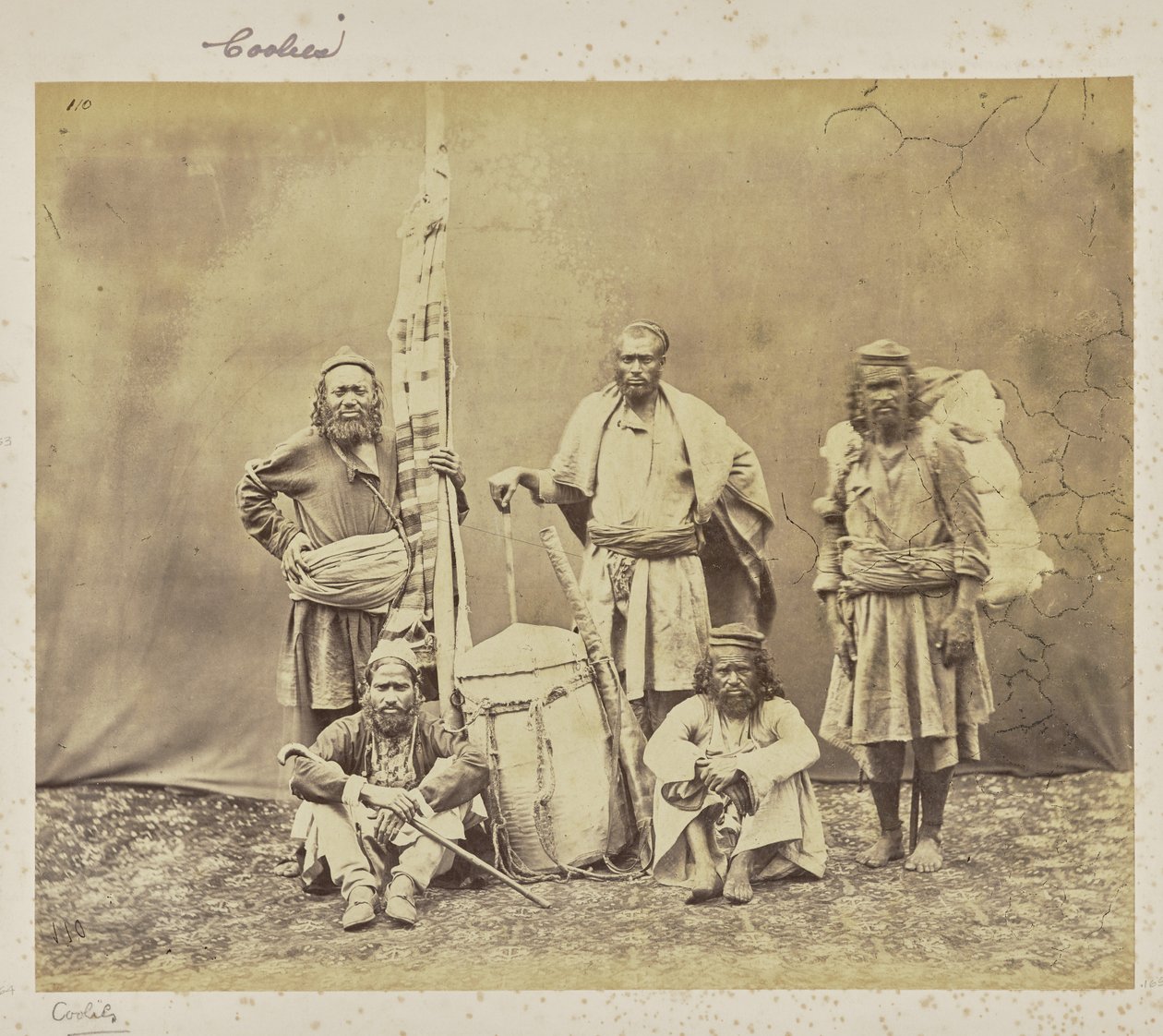 [Pracownicy górscy w Shimla z Khiltas i Dandy]. autorstwa Samuel Bourne