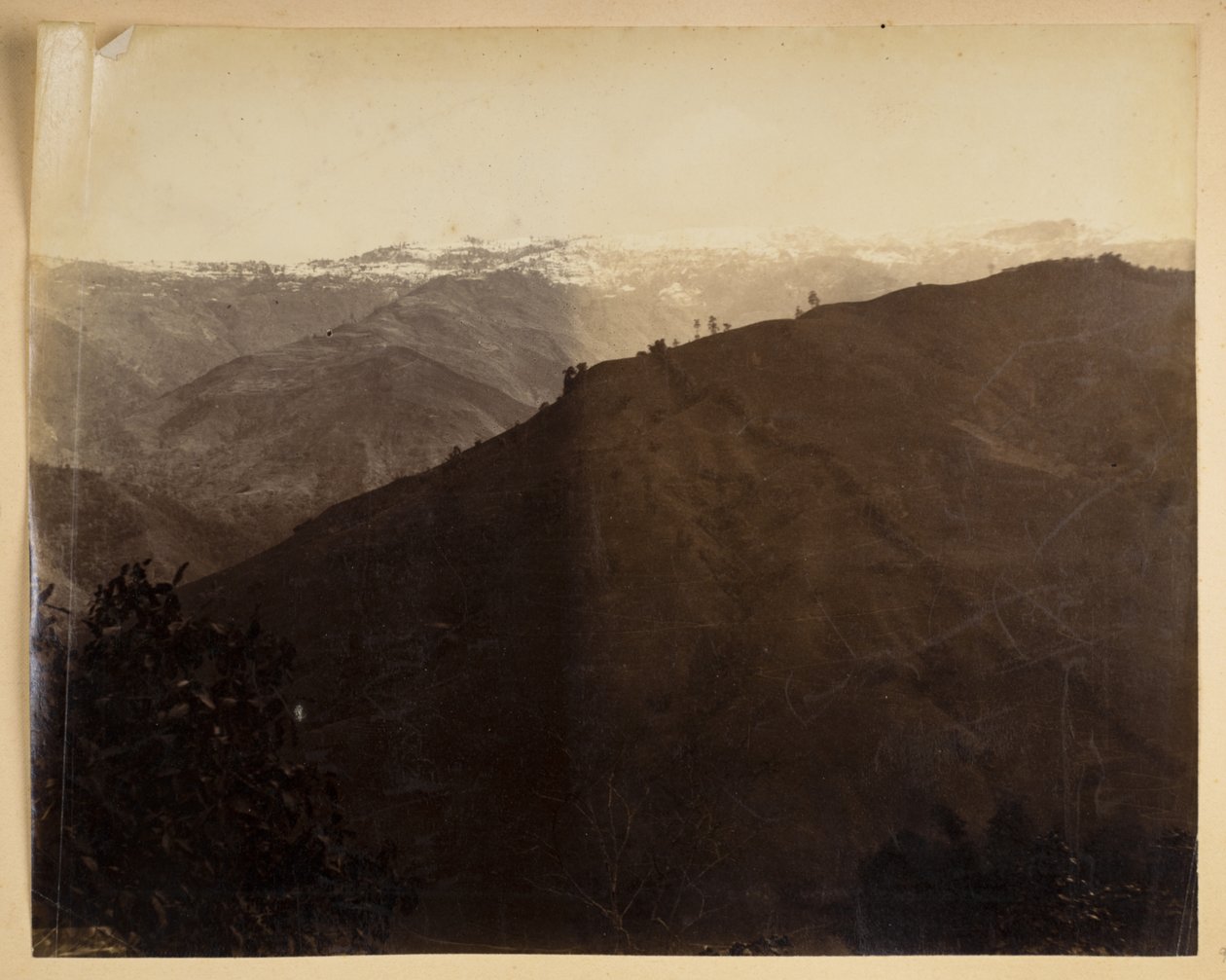 Górska sceneria w Darjeeling,  z „Widoków Darjeeling”, 1880 (zdjęcie czarno-białe) autorstwa Samuel Bourne
