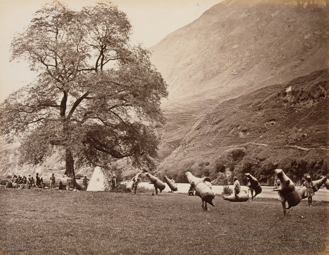 Piżma do przekroczenia rzeki Beas poniżej Bajoura, 1866. autorstwa Samuel Bourne