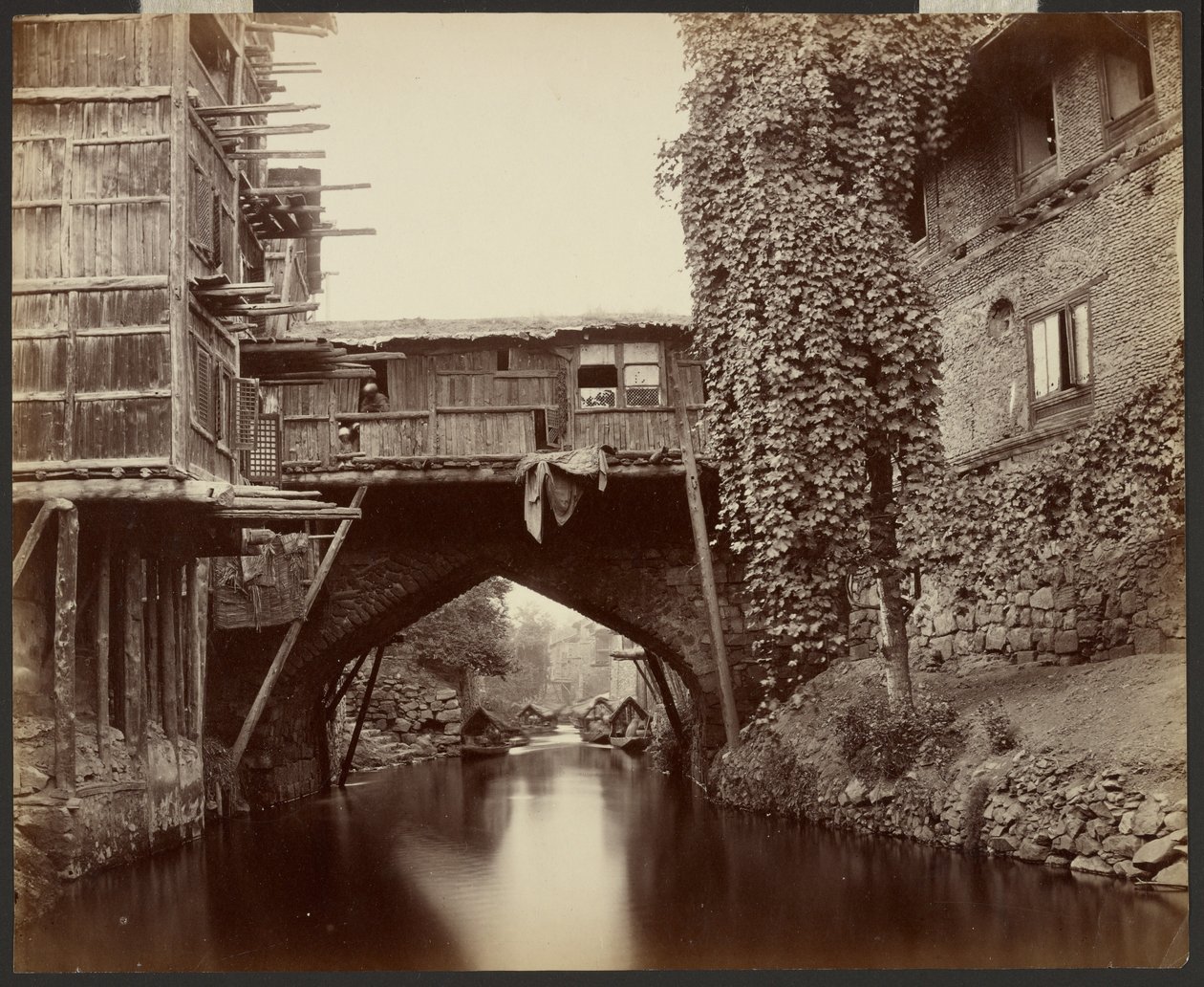 Srinagar; most na kanale Marqual autorstwa Samuel Bourne