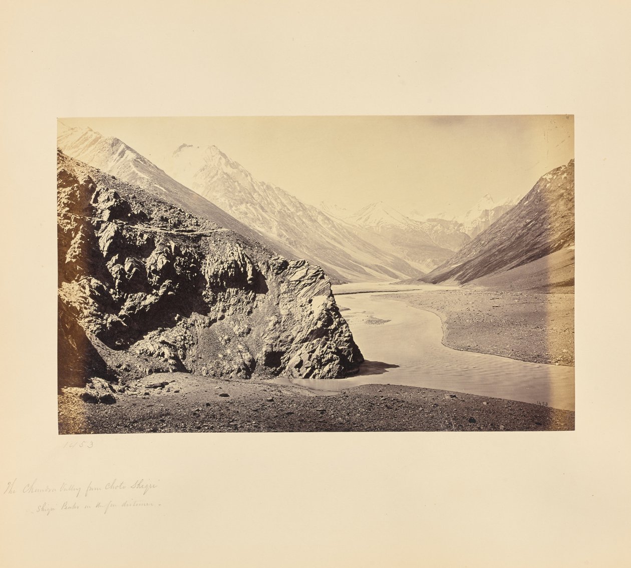 Dolina Chandra z Chota Shigri - szczyty Shigri w oddali autorstwa Samuel Bourne