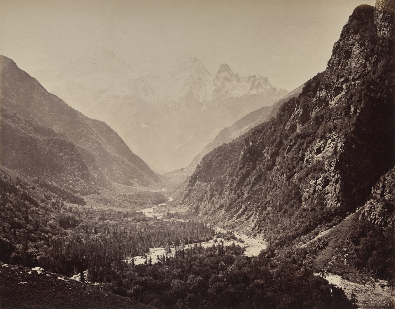 Górne Himalaje. Widok na dolinę z Fallaldasy ze szczytami Srikanta w oddali autorstwa Samuel Bourne