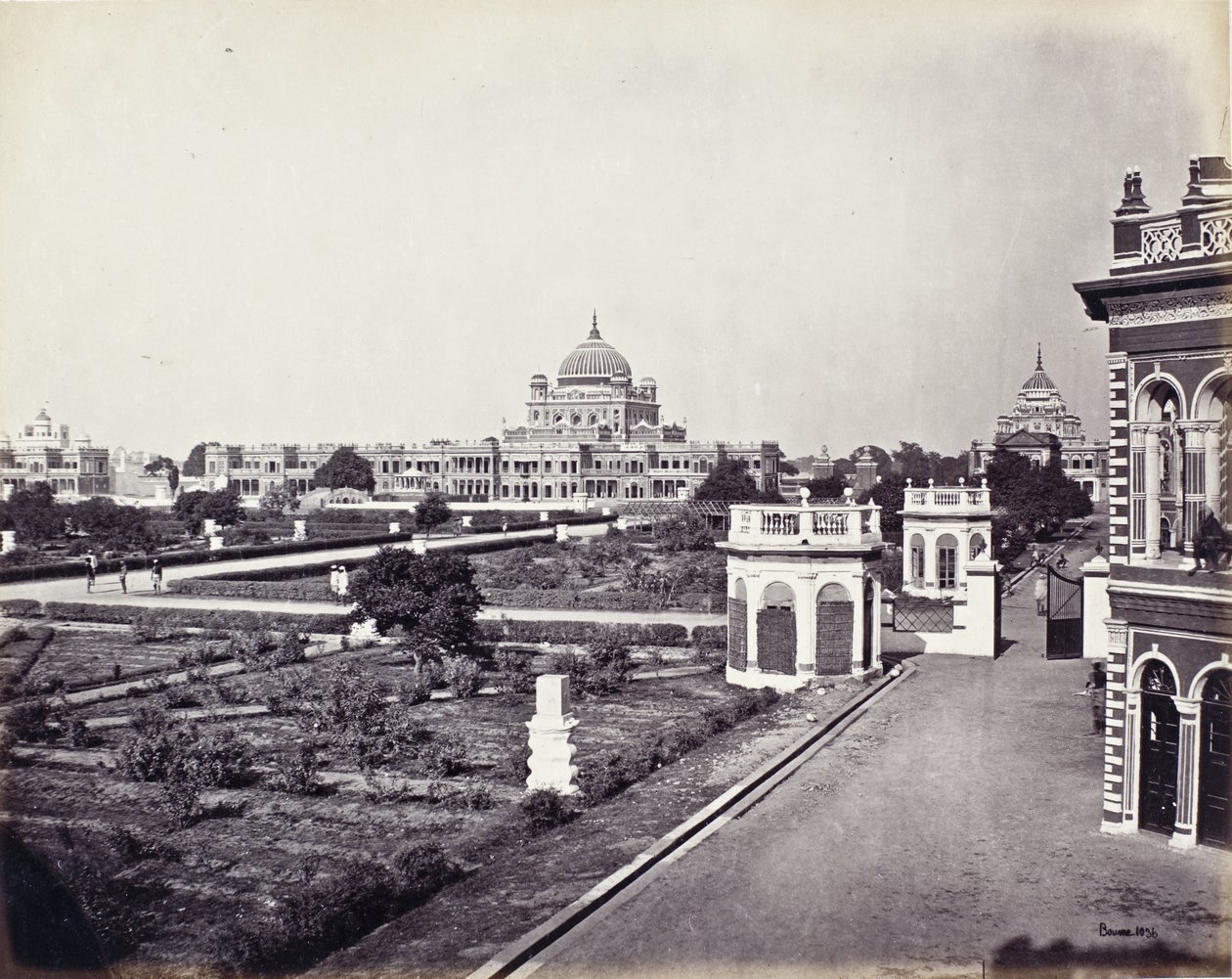 Widok w pałacu Qaisar Bagh autorstwa Samuel Bourne