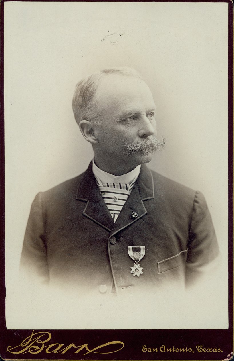 Popiersie Hirama L. Kelleya w krawacie w paski i garniturze z medalem przypiętym do marynarki, z głową zwróconą w prawo autorstwa San Antonio D.P. Barr