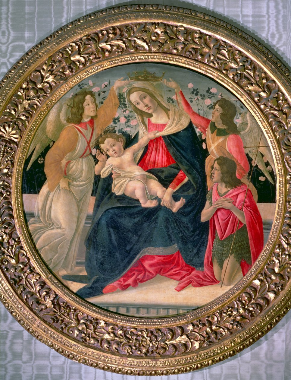 Madonna z Dzieciątkiem z Aniołami i Św. Janem (tempera na panelu) autorstwa Sandro Botticelli
