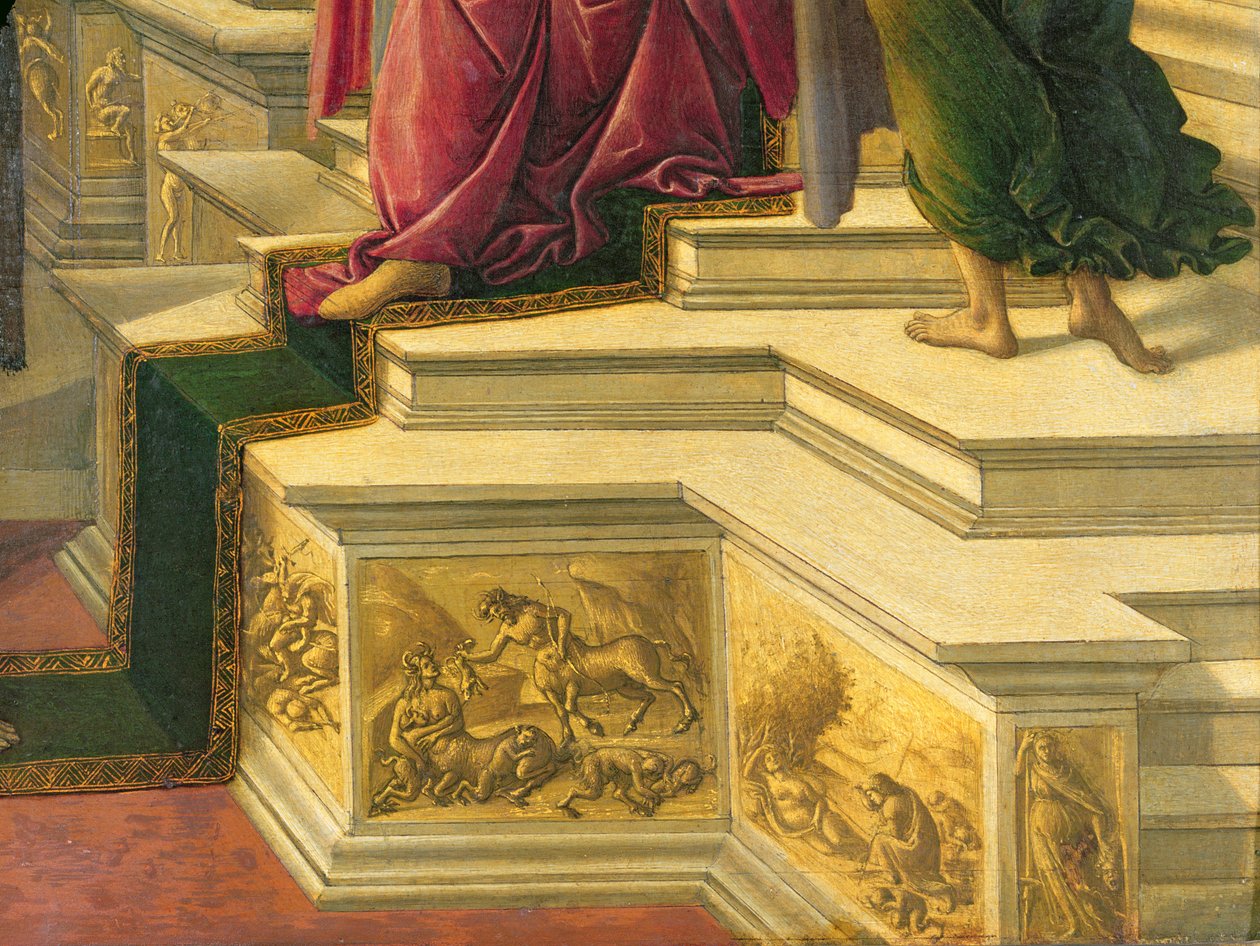 Calumny of Apelles: detal przedstawiający część podium ozdobionego symulowanymi fryzami rzeźbiarskimi przedstawiającymi tematykę klasyczną, 1497-98, detal panelowy z 31582 autorstwa Sandro Botticelli
