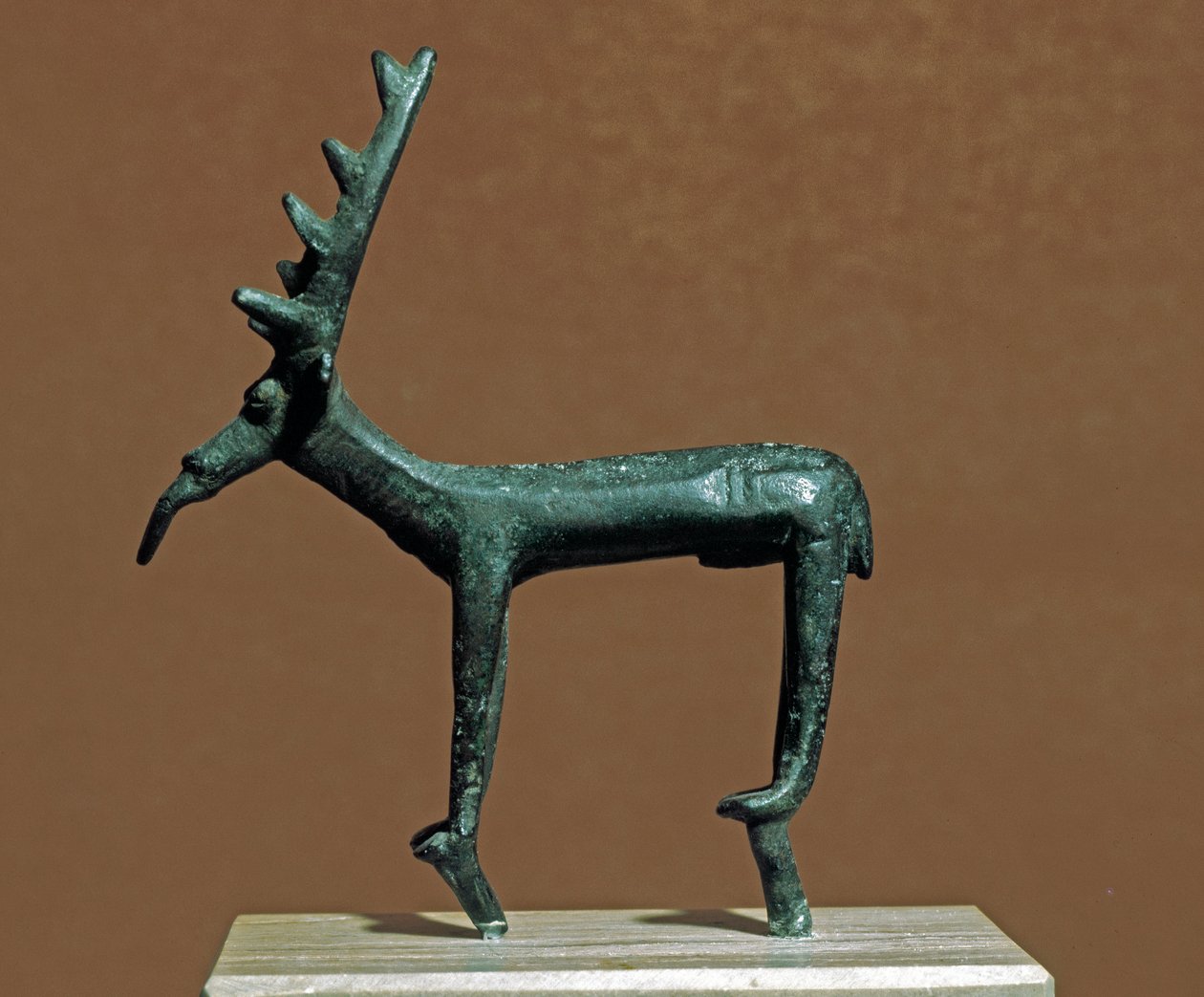 Kultura nuragi (nuraghi) Sardynii: brązowa statuetka jelenia Iglesiasa. VIII-VII w. p.n.e. Cagliari, Narodowe Muzeum Archeologiczne, Sardynia, Włochy autorstwa Sardinia Nuragic Civilization