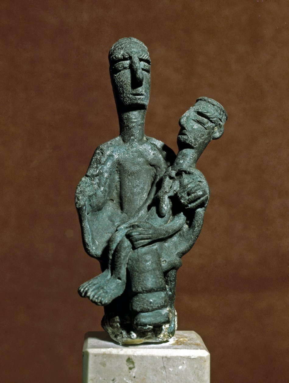 Kultura nuragi (nuraghi) Sardynii: brązowa statuetka Bogini Matki podtrzymującej martwego wojownika. Z Urzulei koło Nuoro. VIII-VII w. p.n.e. Cagliari, Narodowe Muzeum Archeologiczne, Sardynia, Włochy autorstwa Sardinia Nuragic Civilization