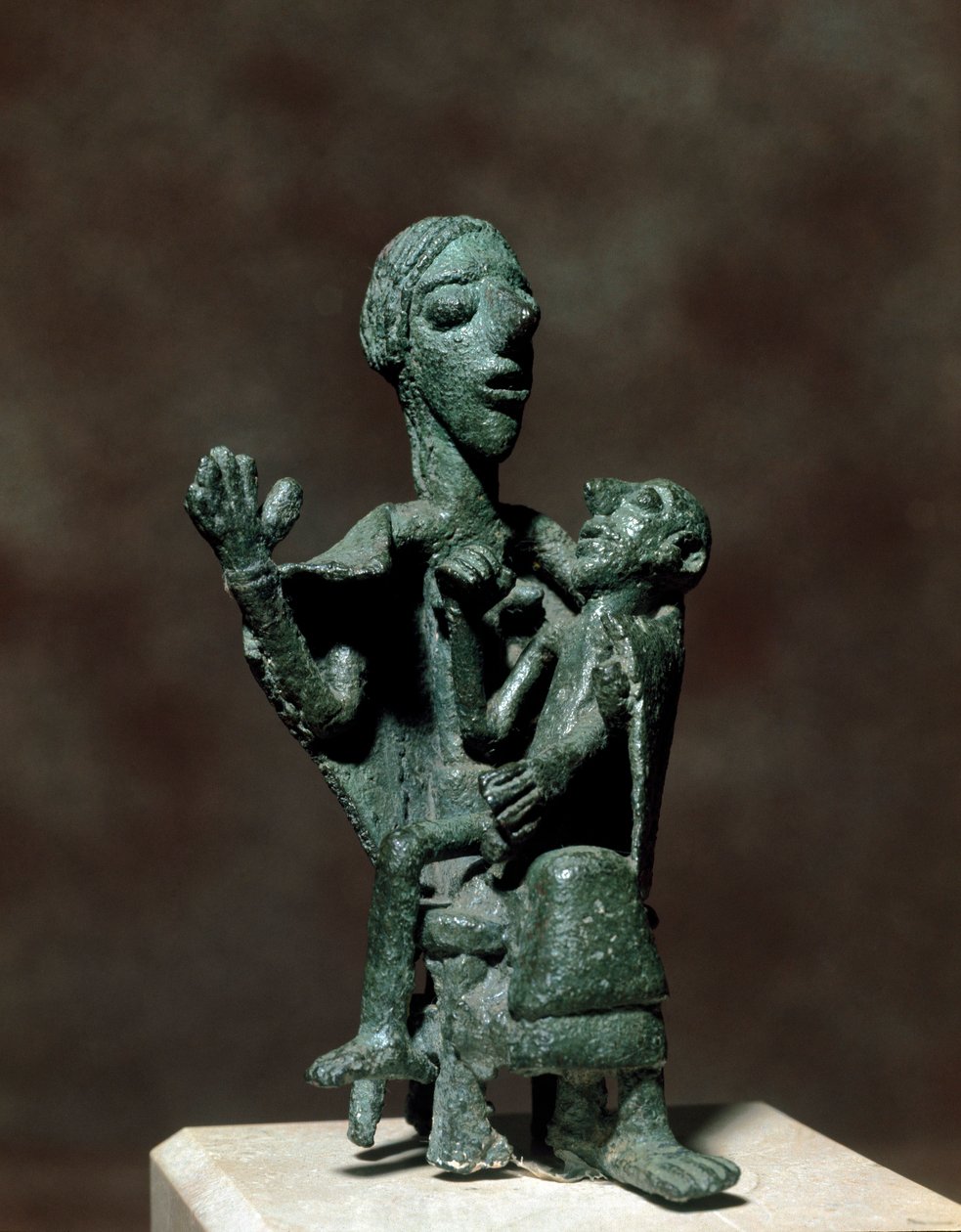Kultura nuragi (nuraghi) Sardynii: brązowa statuetka Bogini Matki z synem. VIII-VII w. p.n.e. Cagliari, Narodowe Muzeum Archeologiczne, Sardynia, Włochy autorstwa Sardinia Nuragic Civilization