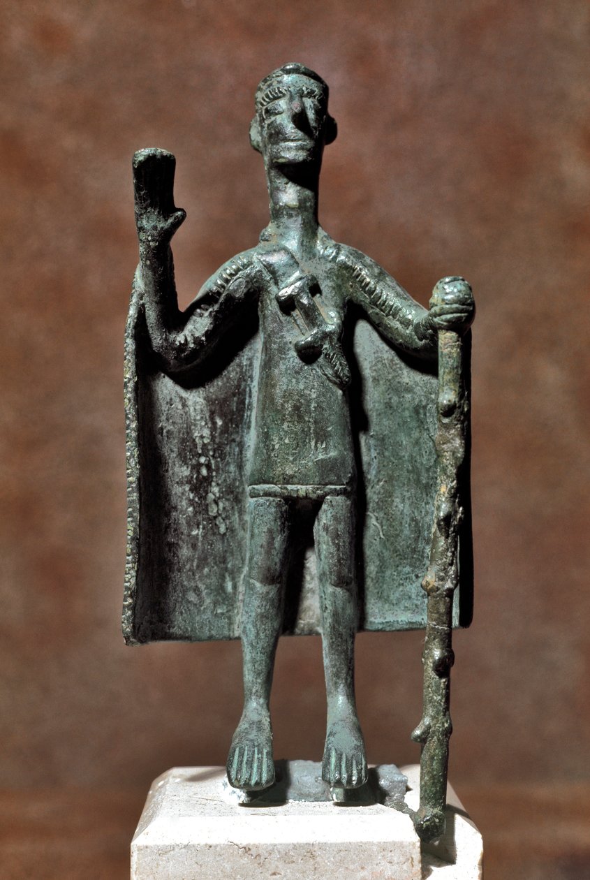 Kultura nuragi (nuraghi) Sardynii: brązowa statuetka podróżnika trzymającego kij i przykrytego peleryną. VIII-VII w. p.n.e. Cagliari, Narodowe Muzeum Archeologiczne, Sardynia, Włochy autorstwa Sardinia Nuragic Civilization