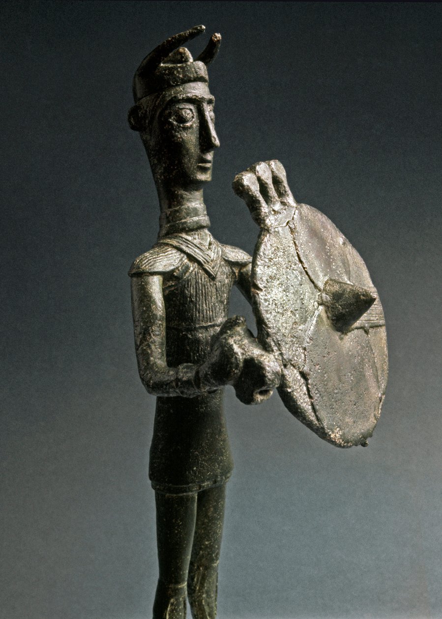 Kultura nuragi (nuraghi) Sardynii: brązowa statuetka wojownika z tarczą. VIII-VII w. p.n.e. Narodowe Muzeum Etnografii Prehistorycznej „Luigi Pigorini”, Rzym autorstwa Sardinia Nuragic Civilization