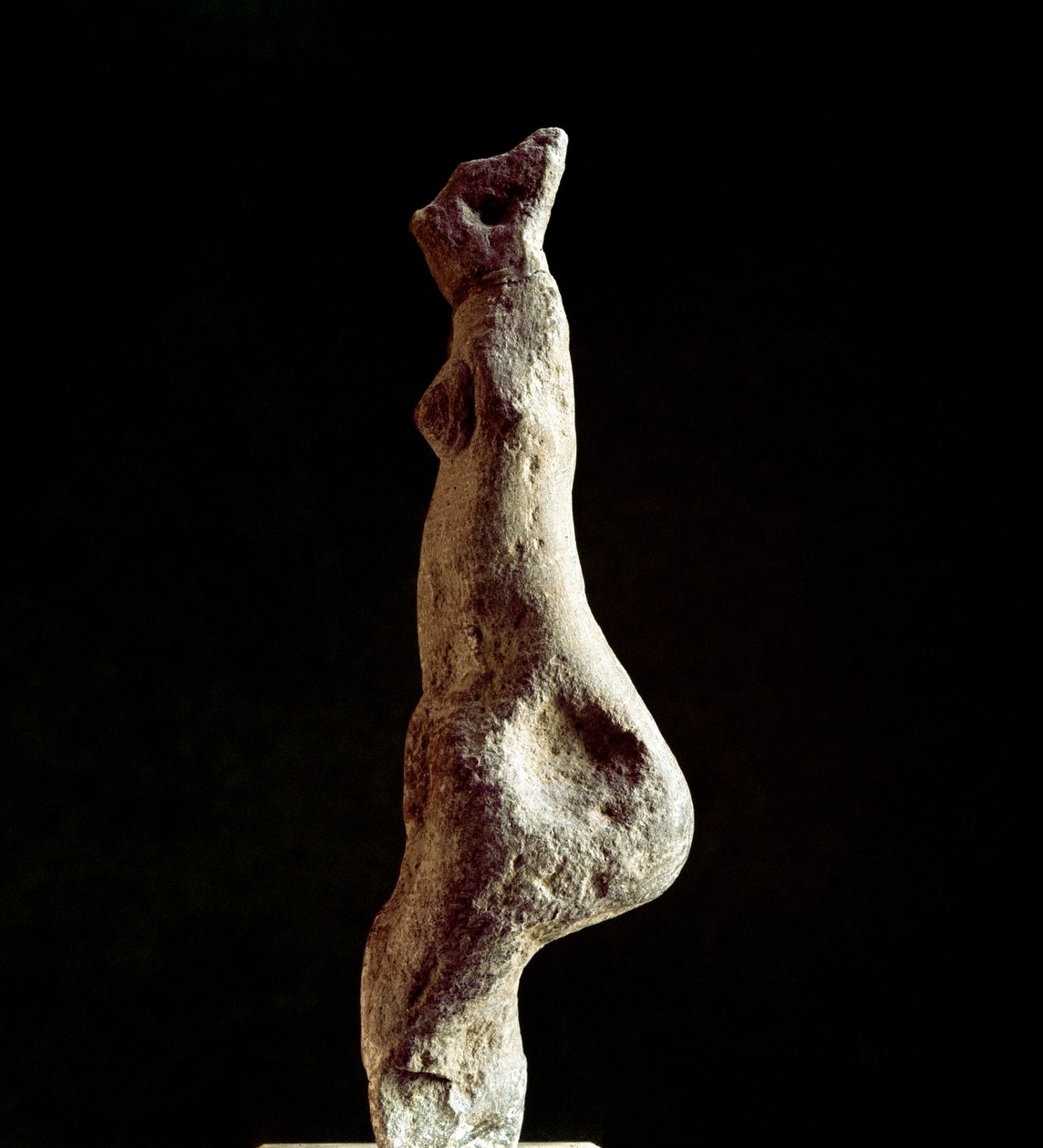 Kultura nuragi (nuraghi) Sardynii: wapienna statuetka Wenus steatopigic (forma dolna pleców) (Venus de Macomer), pochodząca z Macomer, niedaleko Nuoro. Pochodzący z okresu przednuragowego (XVIII w. p.n.e.) Eneolityczny. Cagliari, Narodowe Muzeum Archeologi autorstwa Sardinia Nuragic Civilization