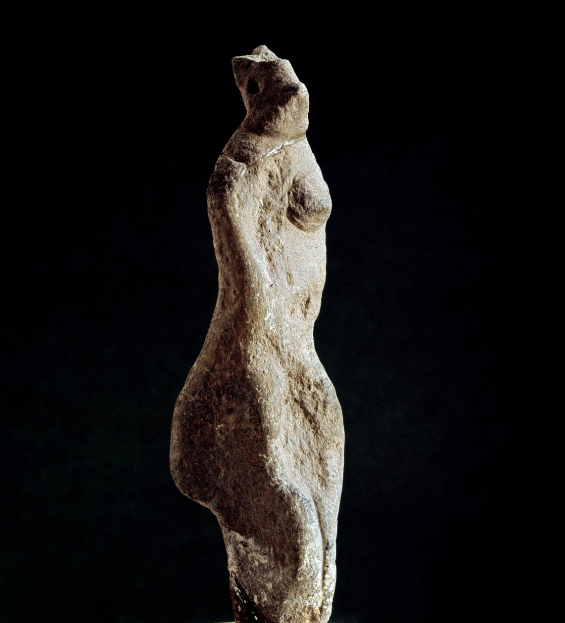 Kultura nuragi (nuraghi) Sardynii: wapienna statuetka Wenus steatopigic (forma dolna pleców) (Venus de Macomer), pochodząca z Macomer, niedaleko Nuoro. Pochodzący z okresu przednuragowego (XVIII w. p.n.e.) Eneolityczny. Cagliari, Narodowe Muzeum Archeologi autorstwa Sardinia Nuragic Civilization