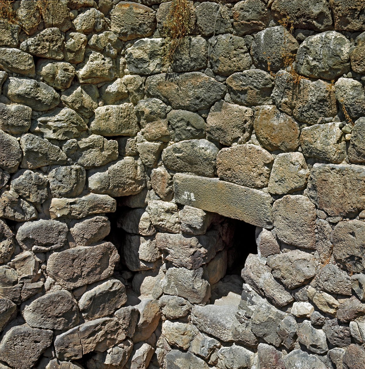 Kultura Nuragi (Nuraghi) Sardyńska: Ruiny miasta Nuragic w megalitycznym miejscu Su Nuraxi: Wieża Królewska. 1100-1050 pne. Handel Sardynia Włochy autorstwa Sardinia Nuragic Civilization
