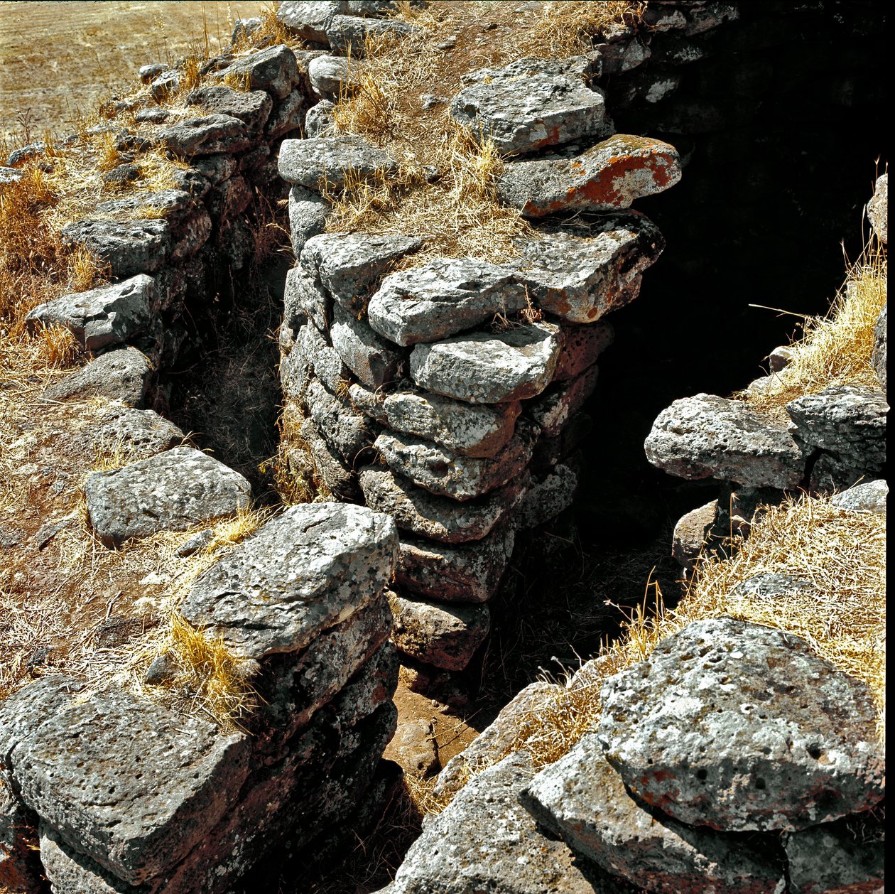 Kultura nuragi (nuraghi) Sardynii: ruiny miasta nuragów na megalitycznym miejscu Losa: jedna z wież obronnych. XV wiek p.n.e. Abbasanta Sardynia Włochy autorstwa Sardinia Nuragic Civilization