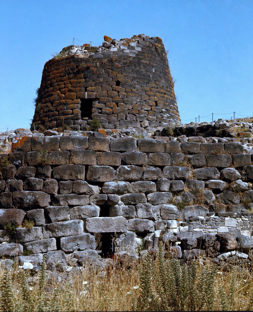 Kultura nuragi (nuraghi) Sardynii: ruiny miasta nuragów na megalitycznym miejscu Santu Ante: centralna wieża. 1600-1450 pne. Torralba, Sardynia Włochy autorstwa Sardinia Nuragic Civilization
