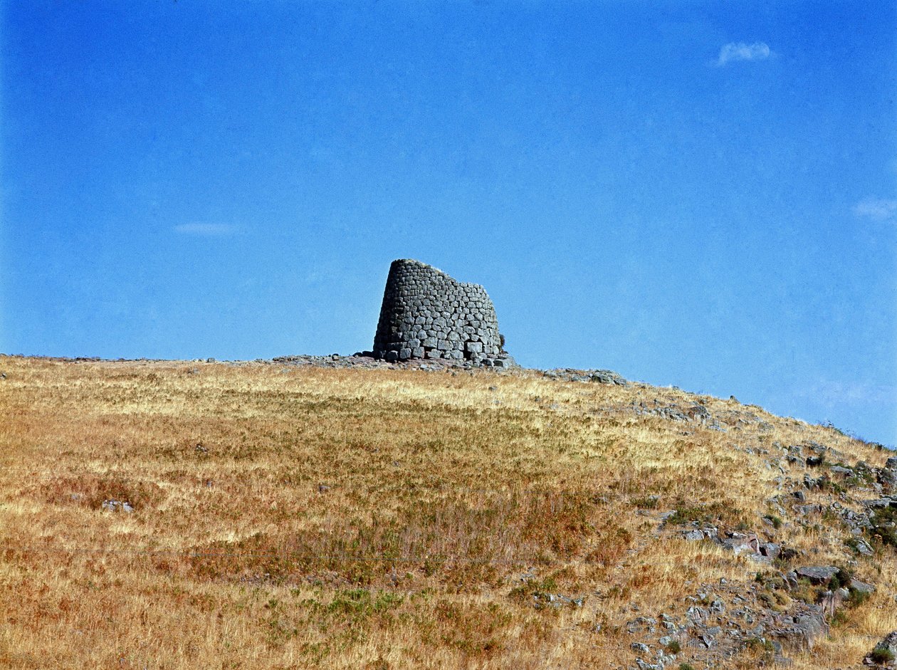 Kultura nuragi (nuraghi) Sardynii: ruiny miasta nuragów na megalitycznym miejscu Macomer: jedna z wież nuragów. Macomer, Sardynia Włochy autorstwa Sardinia Nuragic Civilization