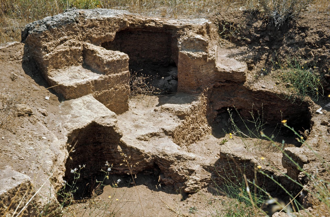 Kultura nuragi (nuraghi) Sardyńska: ruiny miasta przed nuragami na megalitycznym miejscu Anghelu Ruju: centralna wieża. XX w. p.n.e. Alghero, Sardynia Włochy autorstwa Sardinia Nuragic Civilization