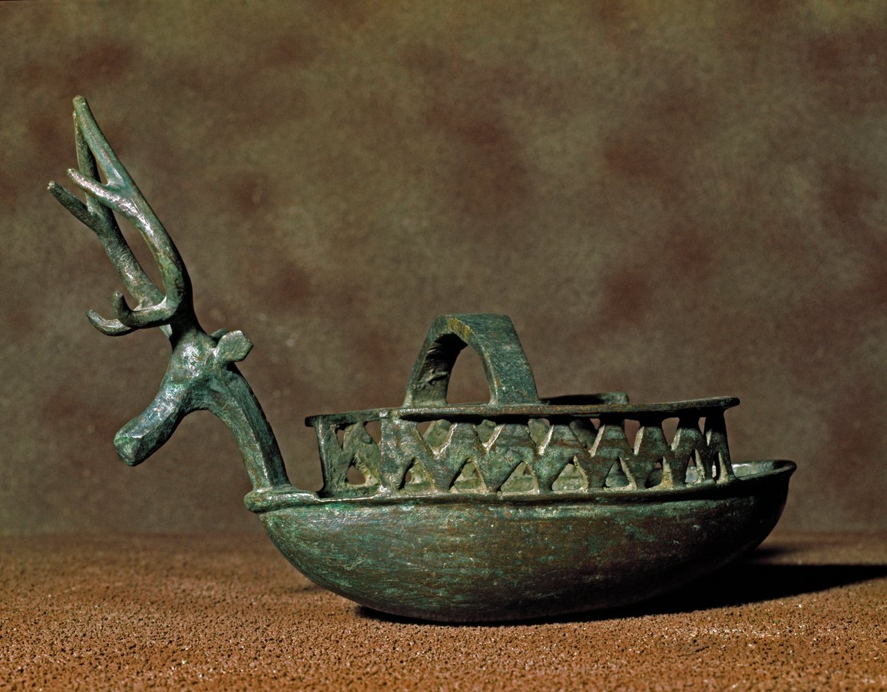 Kultura nuragi (nuraghi) Sardynii: rzeźba w kształcie łodzi z figurami głowy jelenia z brązu. VIII-VII w. p.n.e. Cagliari, Museo Nazionale Archeologico, Sardynia, Włochy autorstwa Sardinia Nuragic Civilization