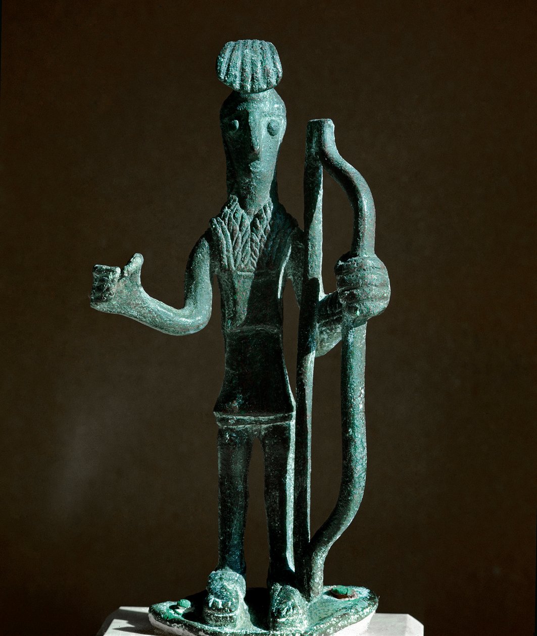 Kultura nuragi (nuraghi) Sardynii: statuetka wojownika ciągnącego łuk (brak włóczni) z brązu. VIII-VII w. p.n.e. Cagliari, Narodowe Muzeum Archeologiczne, Sardynia, Włochy autorstwa Sardinia Nuragic Civilization