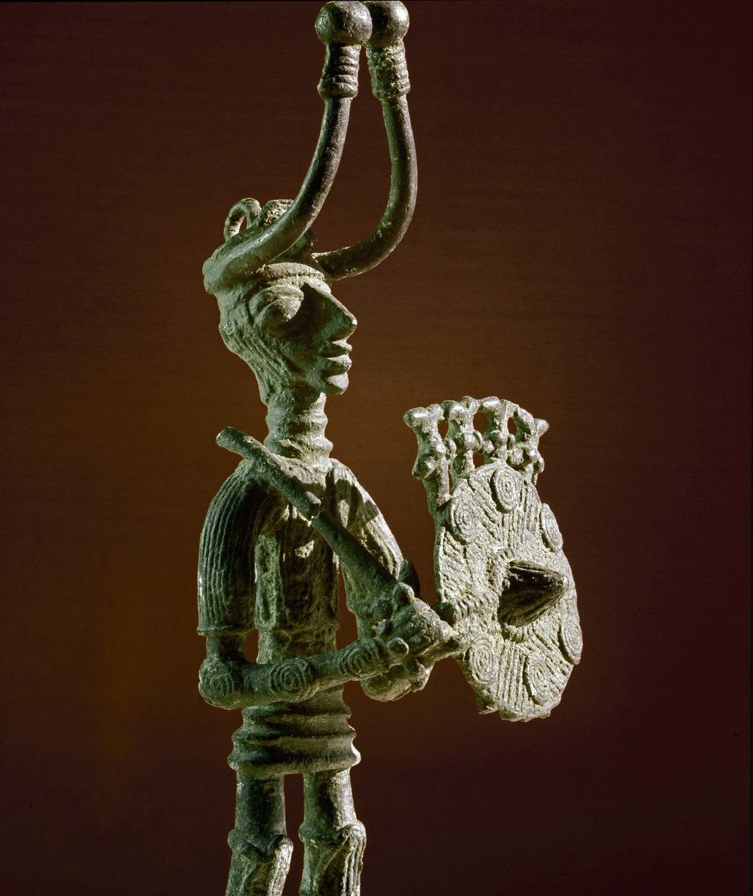 Kultura nuragi (nuraghi) Sardynii: statuetka wojownika z tarczą i mieczem z brązu. VIII-VII w. p.n.e. Cagliari, Narodowe Muzeum Archeologiczne, Sardynia, Włochy autorstwa Sardinia Nuragic Civilization