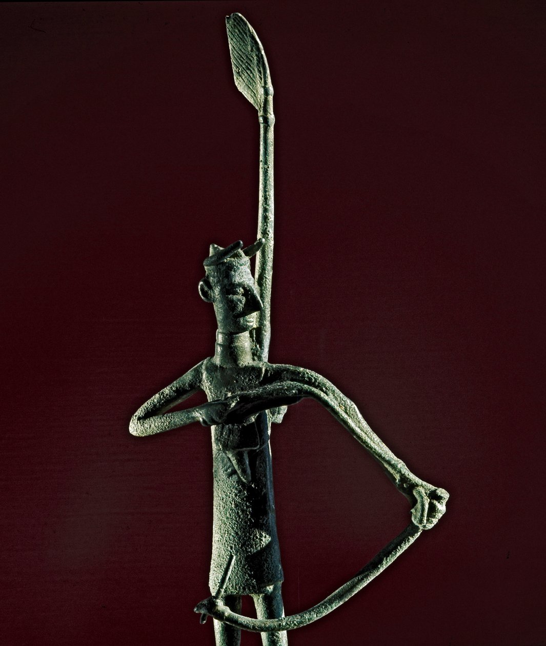 Kultura nuragi (nuraghi) Sardynii: statuetka wojownika ciągnącego łuk z brązu. VIII-VII w. p.n.e. Cagliari, Narodowe Muzeum Archeologiczne, Sardynia, Włochy autorstwa Sardinia Nuragic Civilization