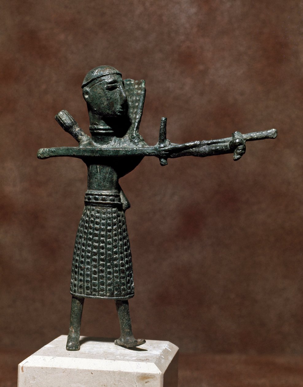 Kultura nuragi (nuraghi) Sardynii: statuetka wojownika noszącego orientalną spódnicę z brązu. VIII-VII w. p.n.e. Cagliari, Narodowe Muzeum Archeologiczne, Sardynia, Włochy autorstwa Sardinia Nuragic Civilization