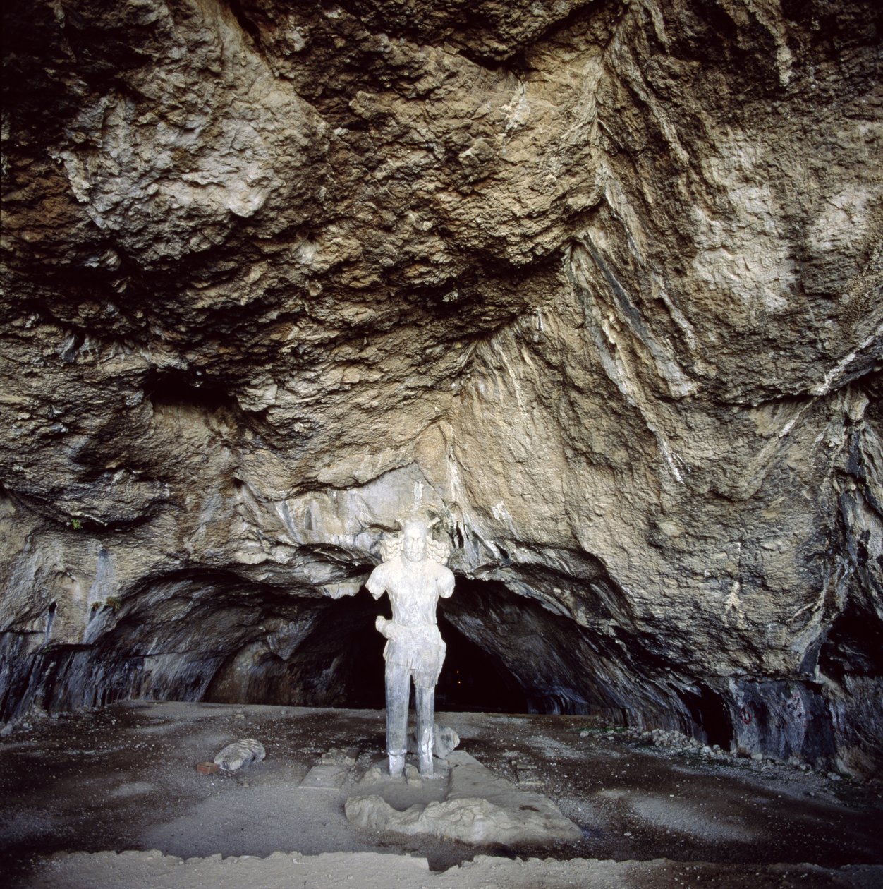 Posąg Szapura I (AD 241-70) wyrzeźbiony ze stalagmitu autorstwa Sasanian