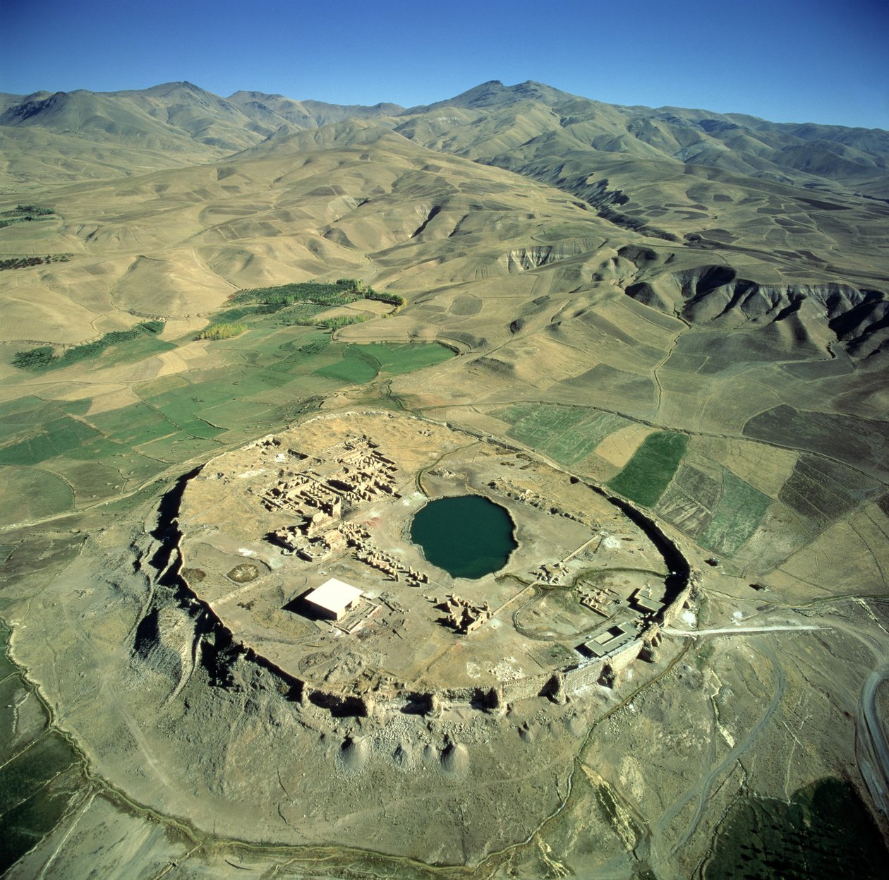 Widok z lotu ptaka na Takht-e Solalman, czyli tron Salomona (patrz także 179121) autorstwa Sasanian School