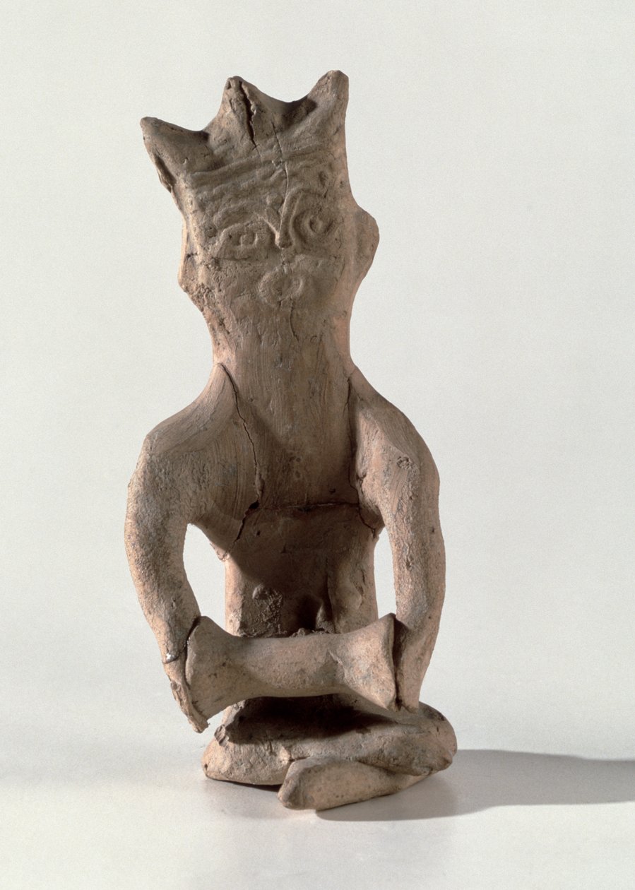 Figura ze skrzyżowanymi nogami z przedmiotem uważanym za bęben, z Suzy, Iran, IV-VI wne (kość) autorstwa Sasanian School