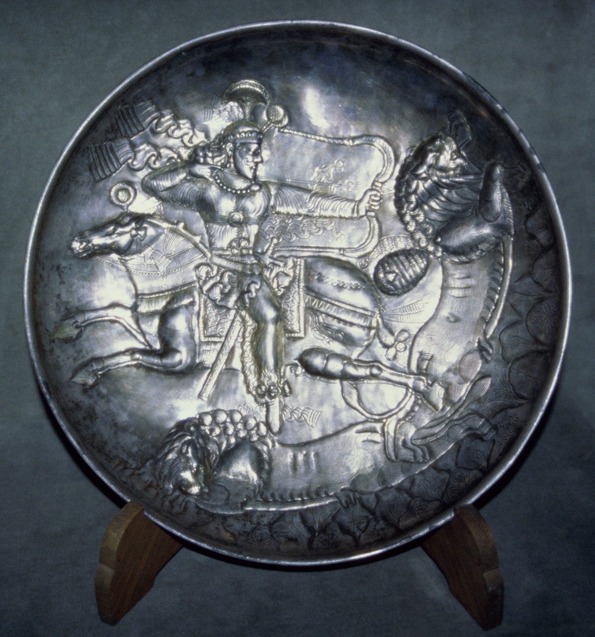 Półmisek przedstawiający króla Ardaszira II (r.379-86), z Sari, Mazandaran, ok. 1930 r. AD 380 (srebro ścigane i nacinane) autorstwa Sasanian School