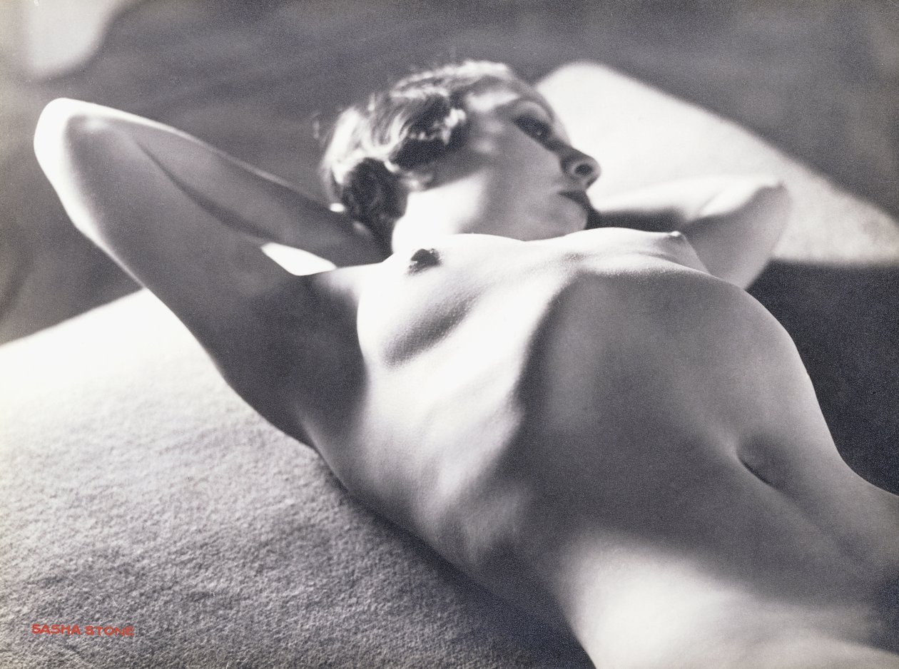 Nude (leżący z rękami za głową) autorstwa Sasha Stone