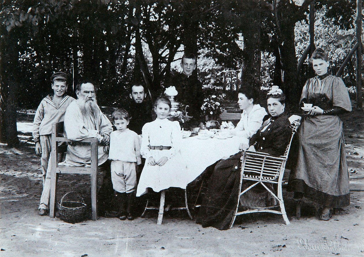 Rodzina rosyjskiego pisarza Lwa Tołstoja, koniec XIX lub początek XX wieku. autorstwa Scherer Nabholz and Co