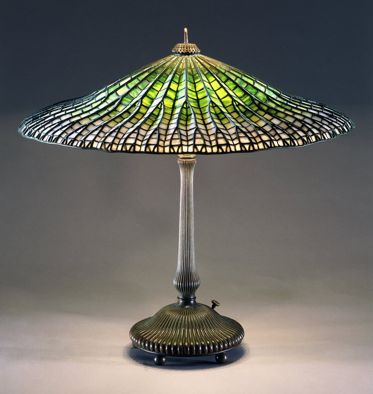 Lampa stołowa ze szkła ołowiowego i brązu „Lotus” autorstwa School American