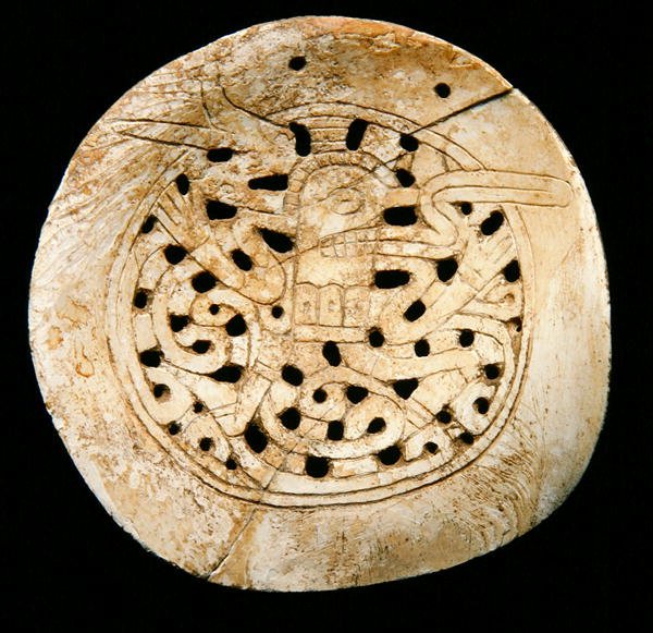 Gorget (muszla morska) autorstwa School American