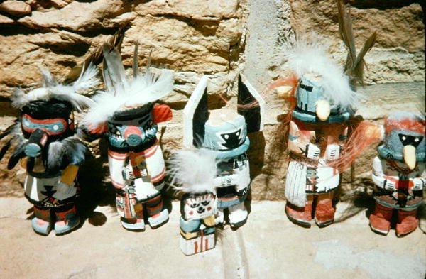 Lalki Kachina (media mieszane) autorstwa School American