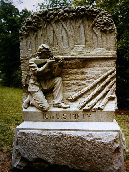 Pomnik 16. Piechoty USA na polu bitwy pod Chickamauga (kamień) autorstwa School American