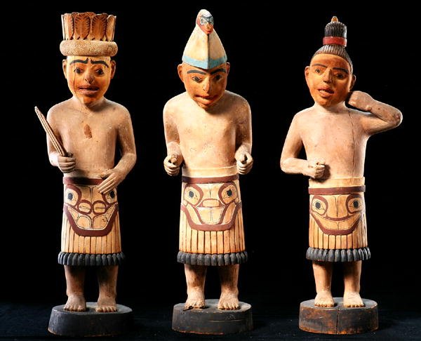 Trzy figurki szamana (malowana terakota) autorstwa School American
