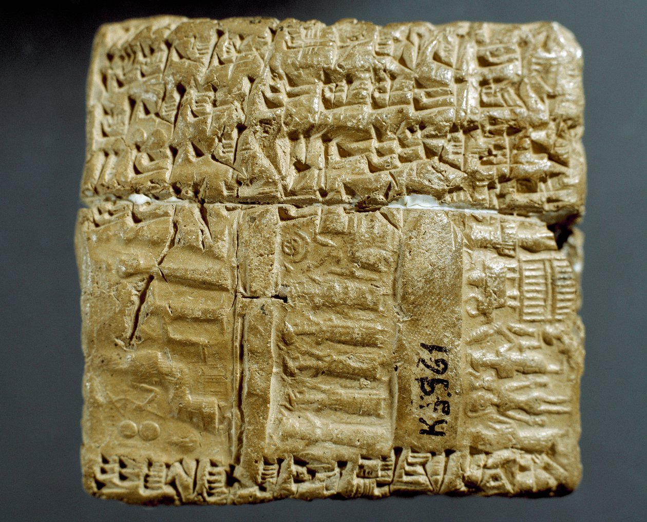 Cywilizacja asyryjska: grawerowane pudełko z pismem klinowym dotyczące wydobycia dwóch kopalni srebra. Stambuł, Muzeum Archeologiczne autorstwa School Assyrian
