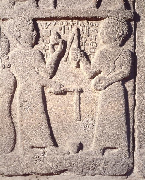 Relief przedstawiający dwóch chłopców bawiących się bączkiem, z Carchemish, Turcja, Neo-Hittite autorstwa School Assyrian