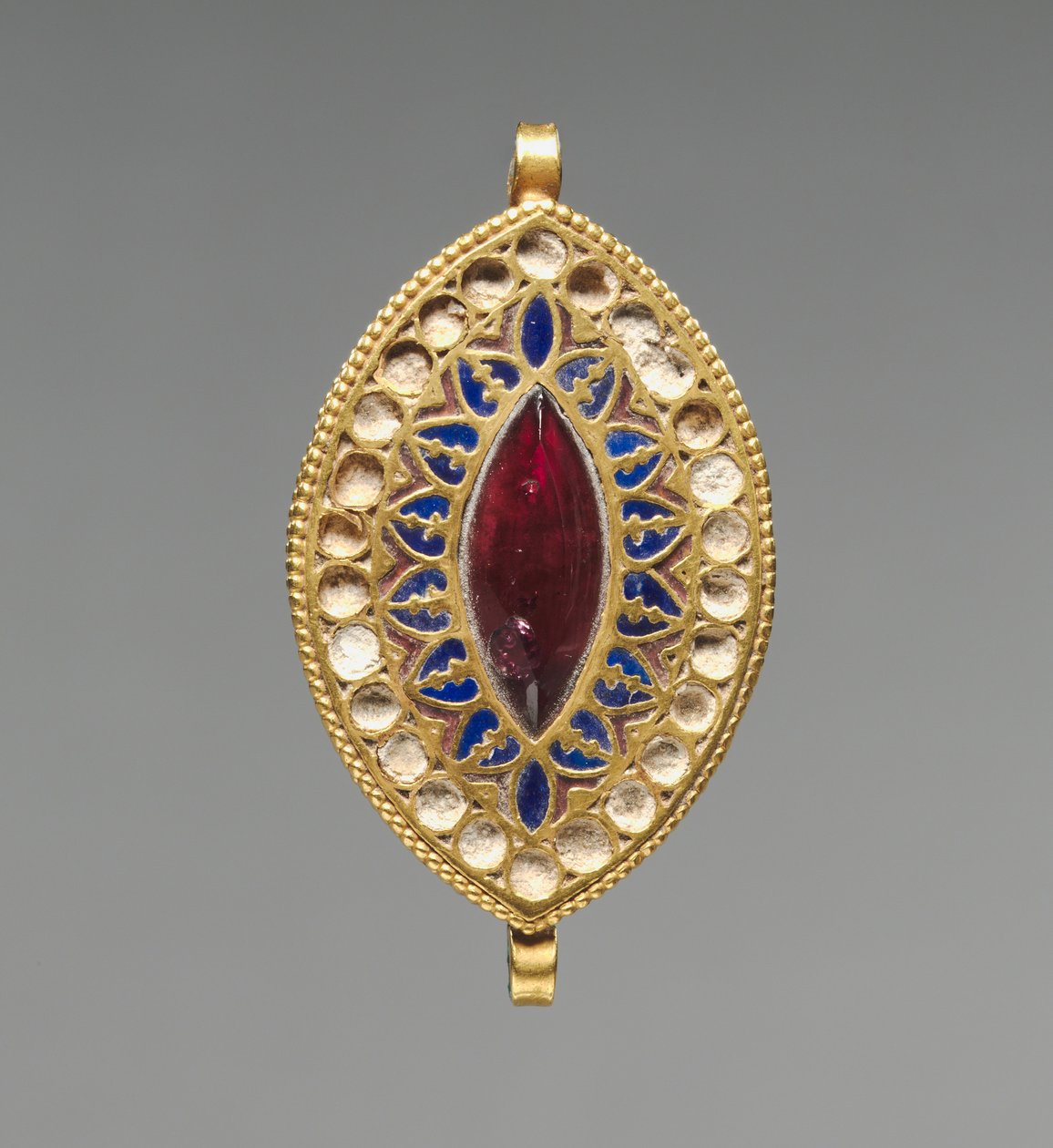 Wisiorek w kształcie migdała, 400-600 (złoto, lapis lazuli, granat i szkło) autorstwa School Byzantine