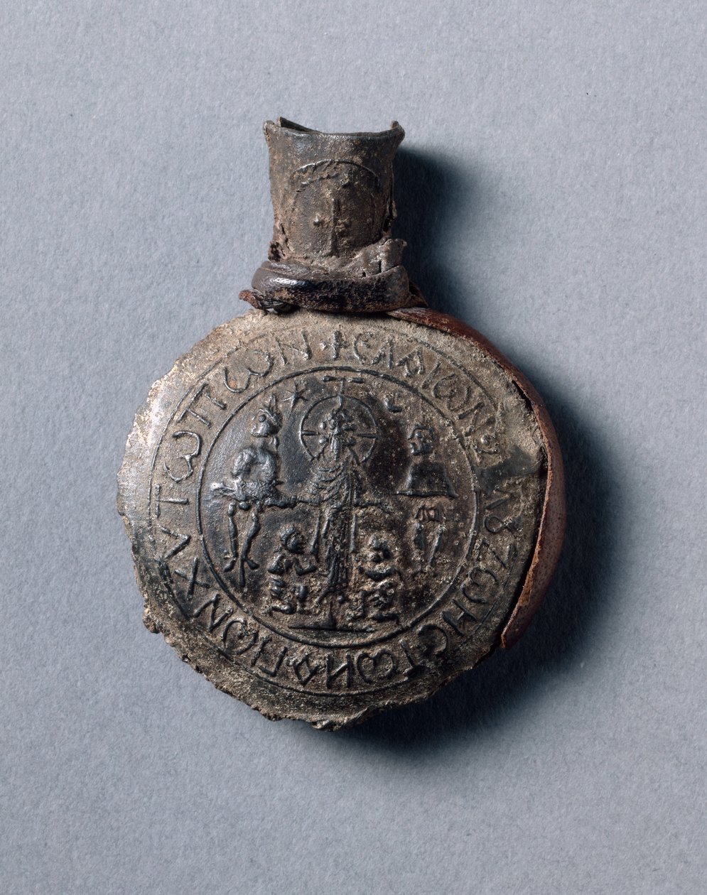 Ampułka Pielgrzyma ze scenami Ukrzyżowania (przód) i Wniebowstąpienie (tył), ok. 600 (stop cynowo-ołowiowy z fragmentami skóry) autorstwa School Byzantine