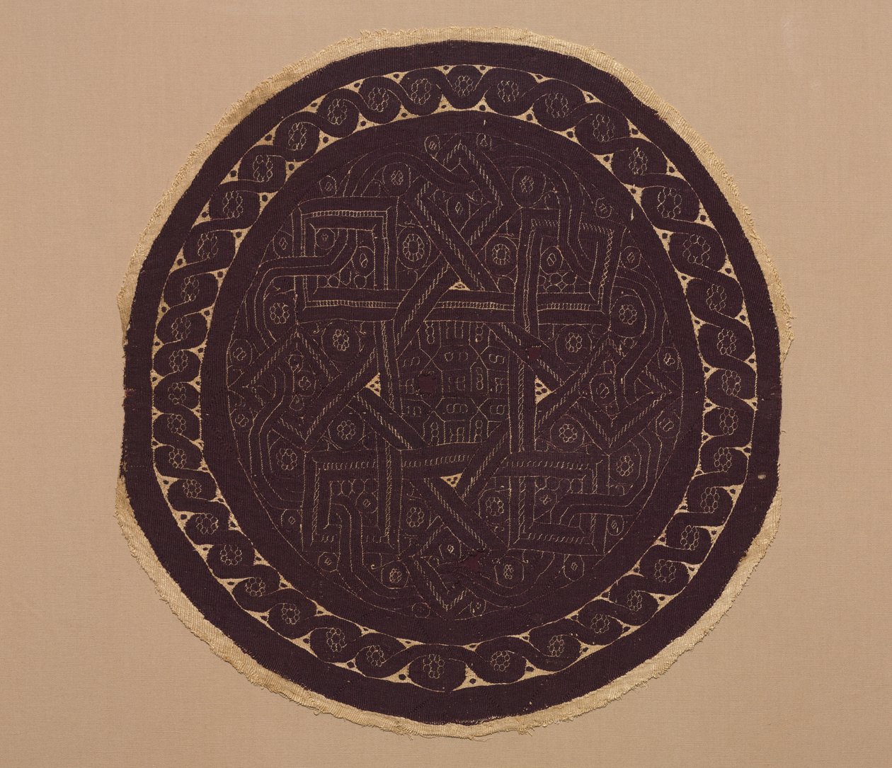 Roundel from a Curtain, 300s (splot płócienny ze splotem gobelinowym i dodatkowym zawijaniem wątku, niebarwiony len i barwiona wełna) autorstwa School Byzantine