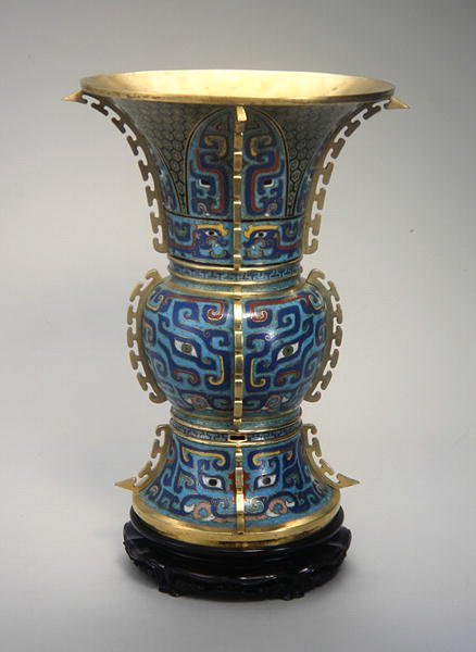 Wazon i stojak w kształcie Zun (emalia cloisonne i zitan) (patrz także 272147) autorstwa School Chinese