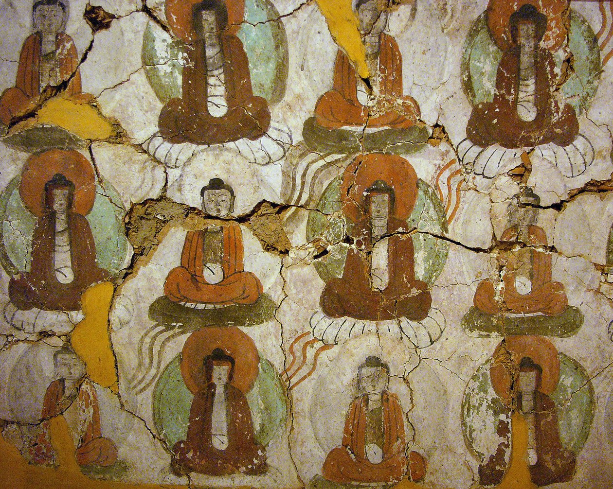Buddowie namalowani z IX wieku na fragmencie malowidła ściennego z „Jaskini Tysiąca Buddów” w Kumtura, Region Autonomiczny Xinjiang. Fotografia, Muzeum Narodowe w Seulu, Republika Korei, 2006. autorstwa School Chinese