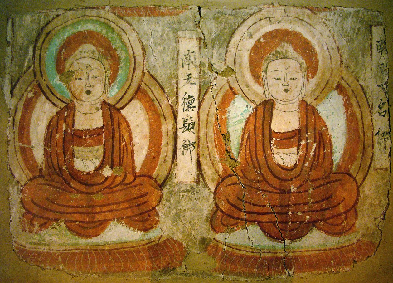 Buddowie namalowani od IX wieku do okresu stanu Gaochang, na fragmencie malowidła ściennego z „Jaskini Tysiąca Buddów” w Bezeklik, Region Autonomiczny Xinjiang. Fotografia, Muzeum Narodowe w Seulu, Republika Korei, 2006. autorstwa School Chinese