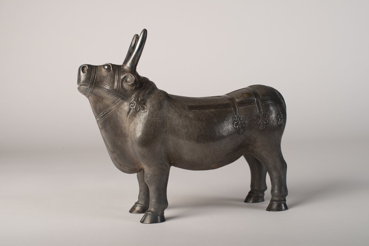 Bull (srebrny z dekoracją ściganą i repusowaną) autorstwa School Chinese