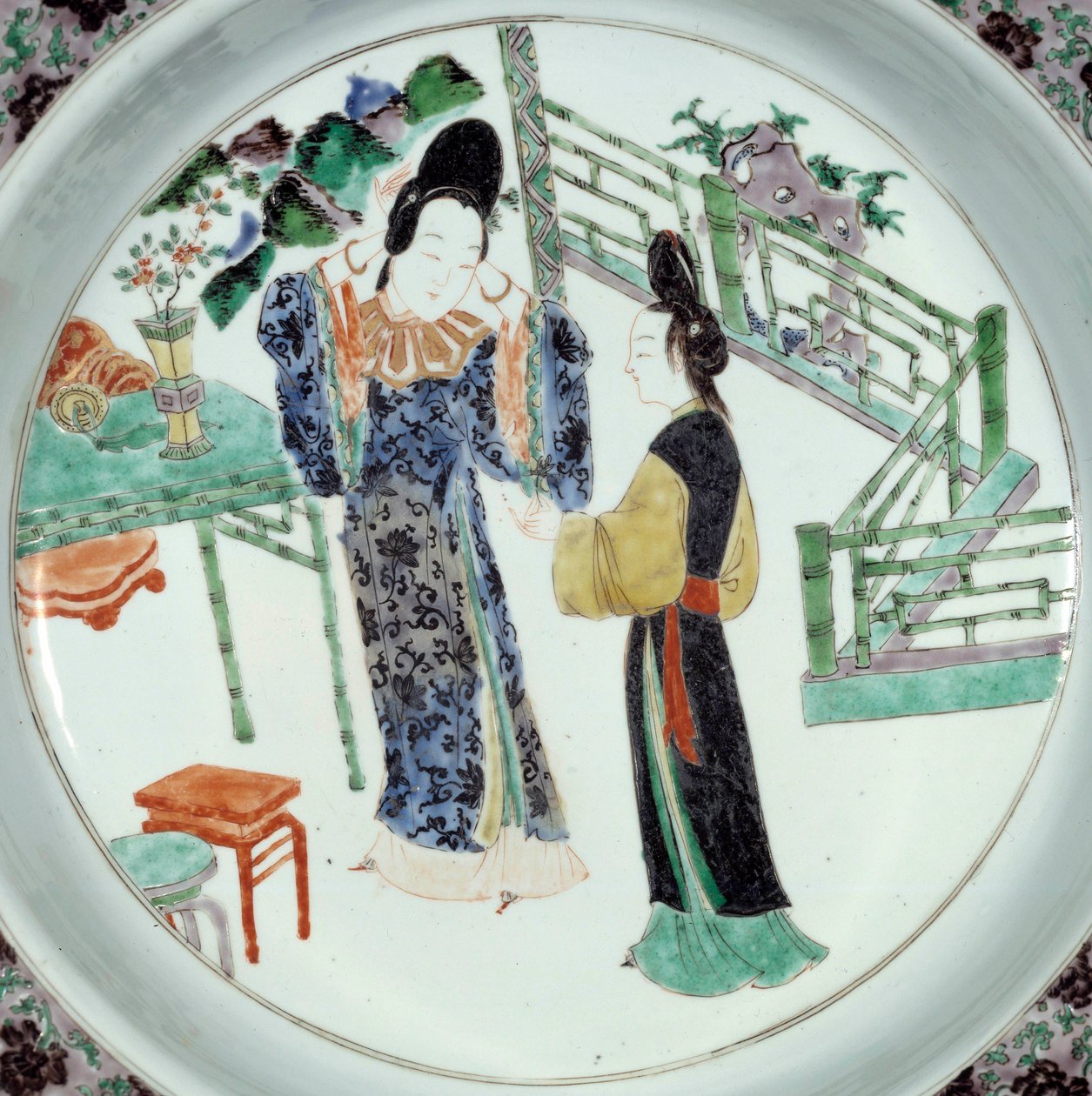 Sztuka chińska: „Dwie kobiety w eleganckim stylu” Talerz ceramiczny z XVIII wieku. Paryż, Muzeum Guimet, Narodowe Muzeum Sztuki Azjatyckiej autorstwa School Chinese