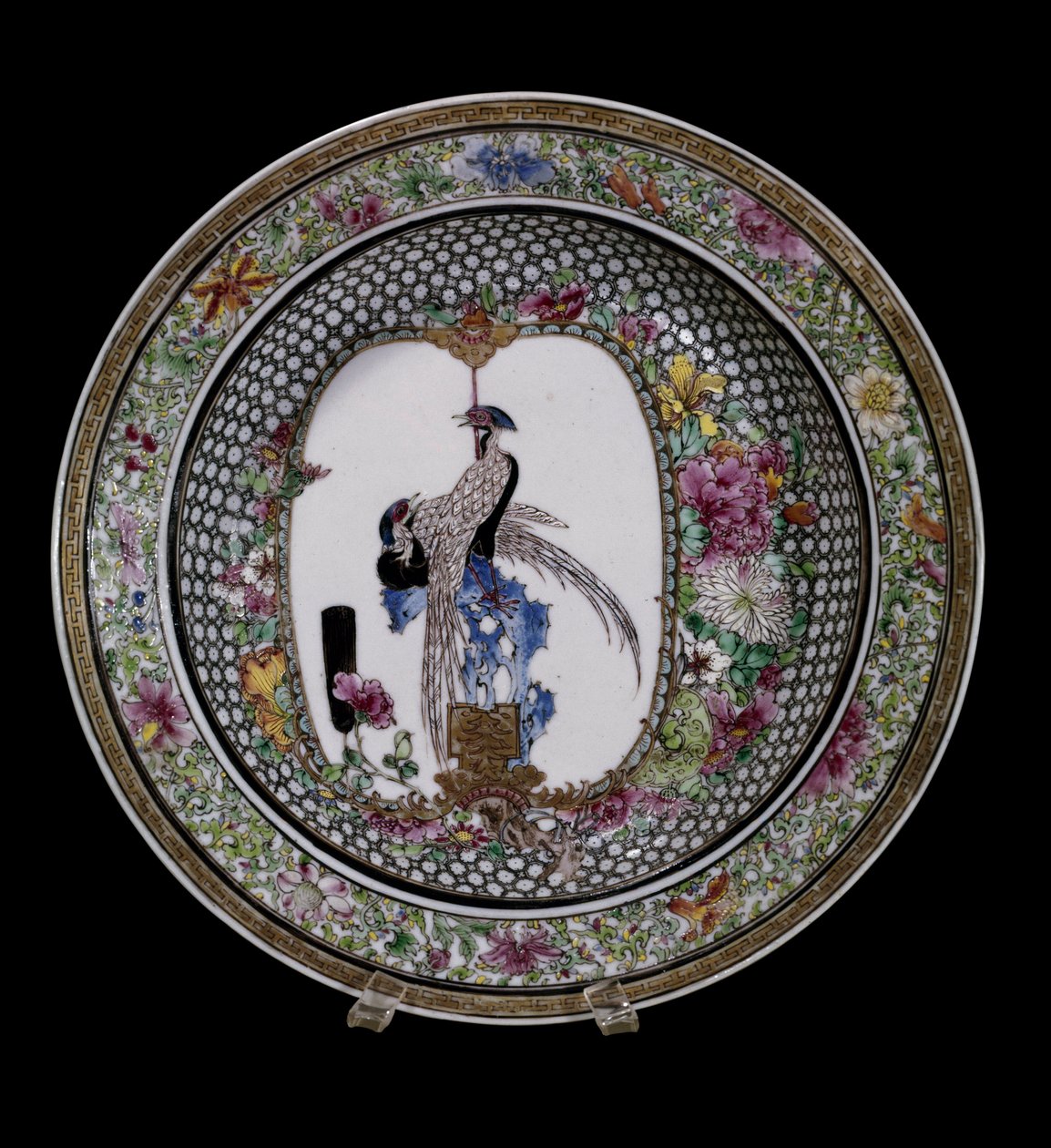 Sztuka chińska: talerz ceramiczny różowej rodziny ozdobiony ptakami i kwiatami. Reguła Qianlong (1736-1795). Paryż, Musee Guimet, Musee National des Arts Asians. autorstwa School Chinese
